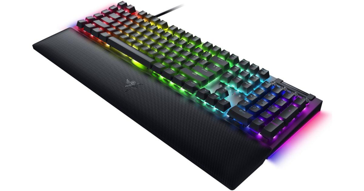Razer BlackWidow V4 Mechanical 6 Dedicated Macro Keys Magnetic Wrist Rest Doubleshot ABS Keycaps Green Switches - Black